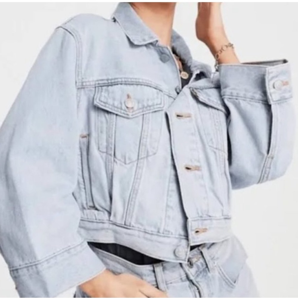 LEVIS STRAUSS CO BAGGY CROPPED TRUCKER SILVER TAB LIGHT WASH JEAN JACKET…
